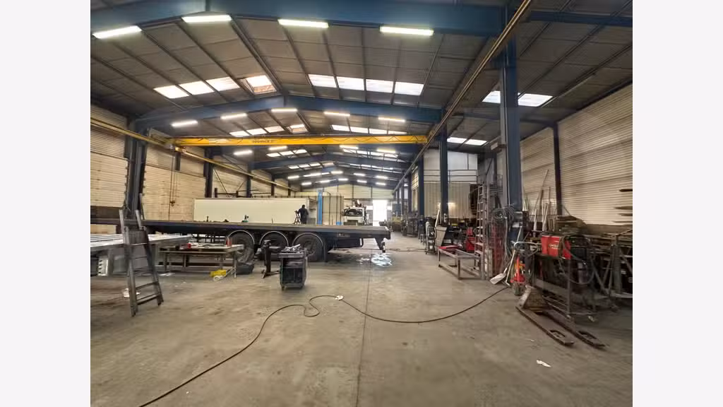 Vente bâtiment stockage bureaux 2520m² Romagné