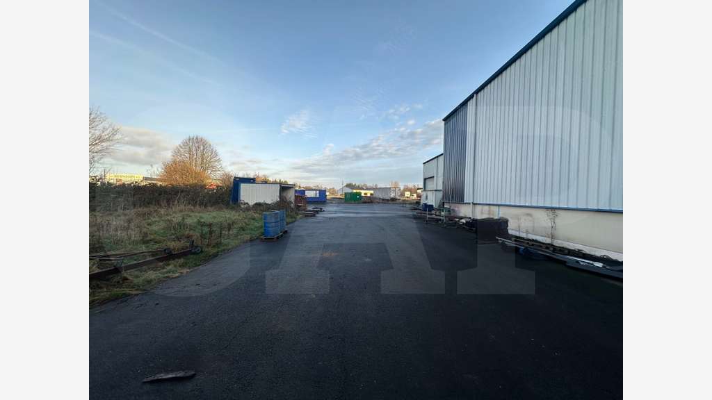 Vente bâtiment stockage bureaux 2520m² Romagné
