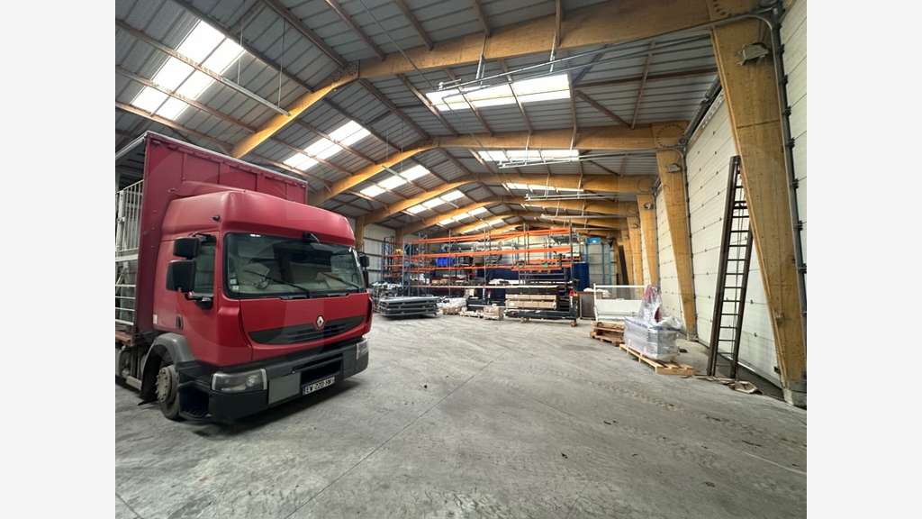Vente bâtiment stockage bureaux 2520m² Romagné