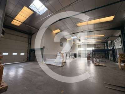 Sur une parcelle de 4 000 m², bâtiment d'activité 
