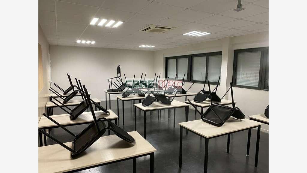 Vente entrepôt bureau de 1270m² en zac Saint Avit