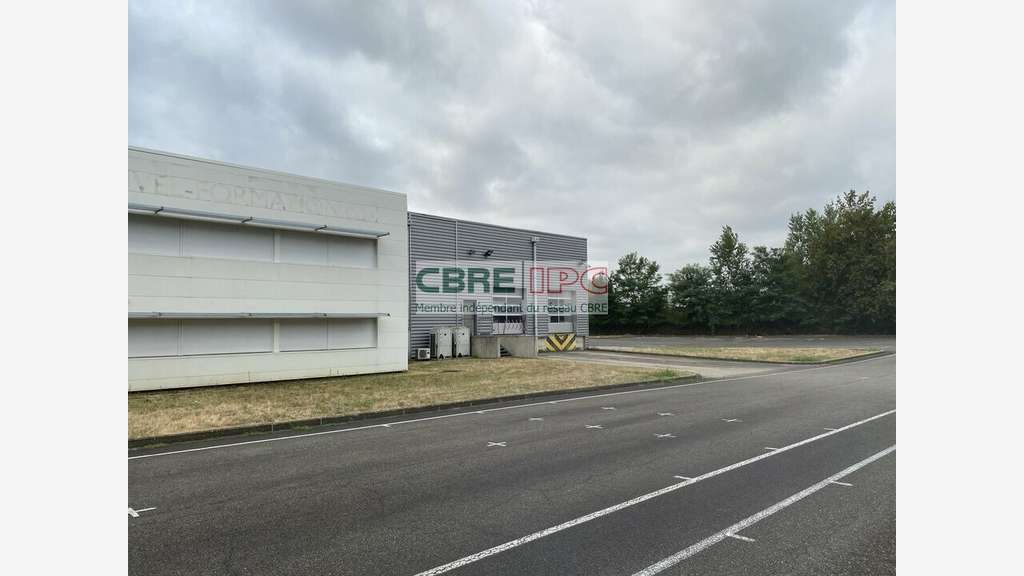 Vente entrepôt bureau de 1270m² en zac Saint Avit