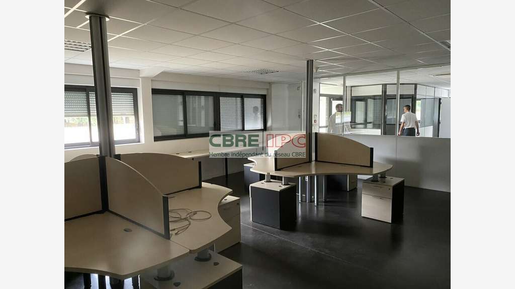 Vente entrepôt bureau de 1270m² en zac Saint Avit
