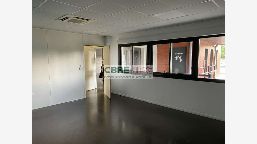 Vente entrepôt bureau de 1270m² en zac Saint Avit