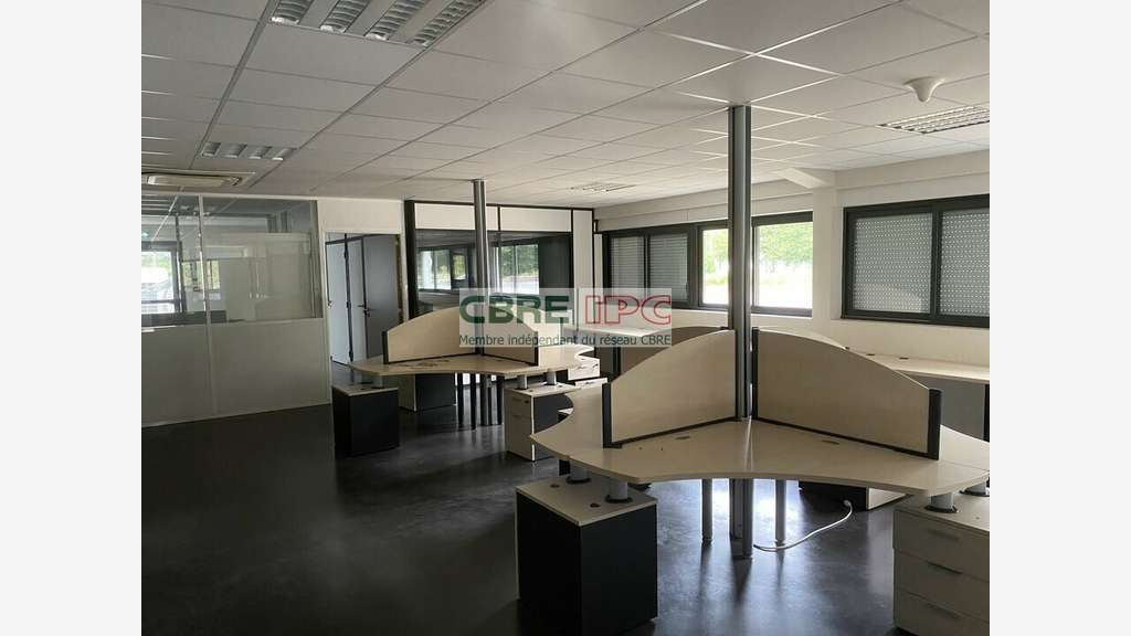 Vente entrepôt bureau de 1270m² en zac Saint Avit
