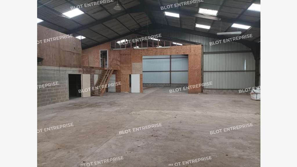 À VENDRE - LOCAL D'ACTIVITES 950 M² - ST BARNABE