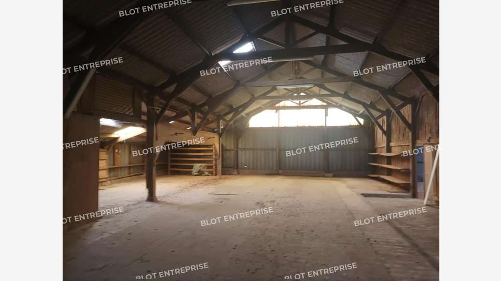 À VENDRE - LOCAL D'ACTIVITES 950 M² - ST BARNABE
