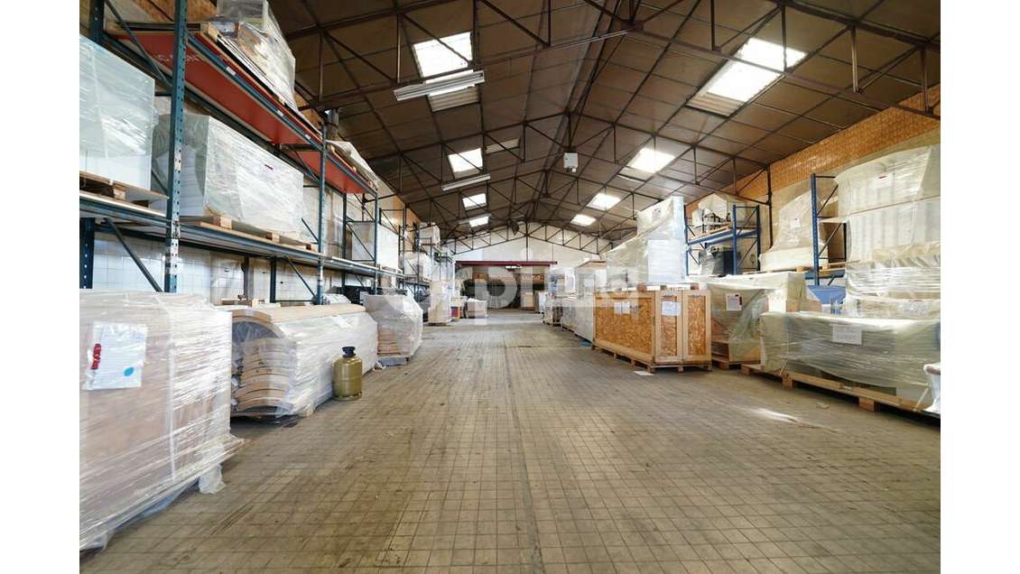 Local 1600m² à vendre à Saint Bonnet de Mure