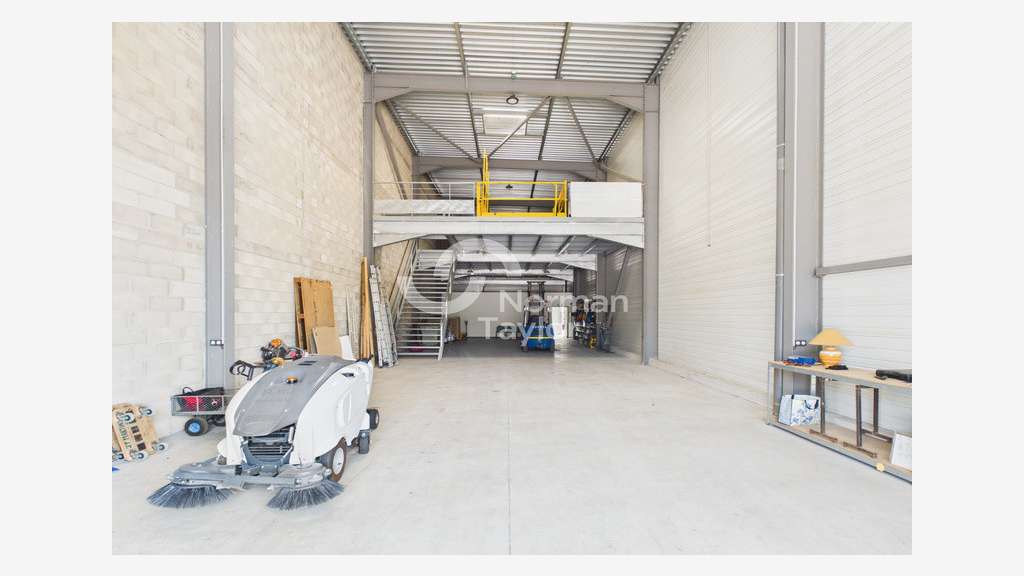 Local d'activité de 1016m² à vendre à St Cyprien