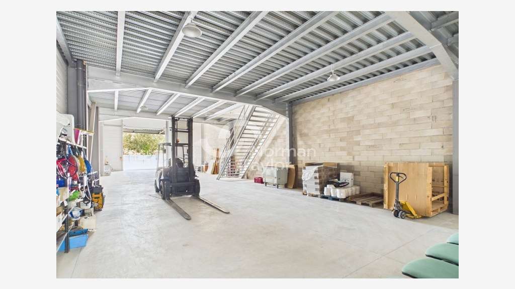 Local d'activité de 1016m² à vendre à St Cyprien