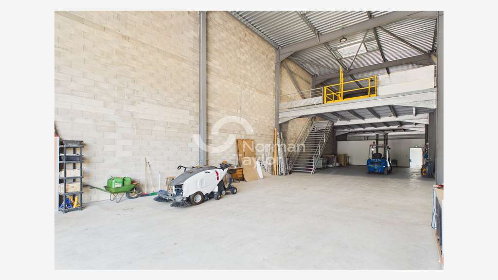 Local d'activité de 1016m² à vendre à St Cyprien