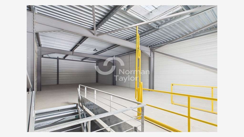 Local d'activité de 1016m² à vendre à St Cyprien