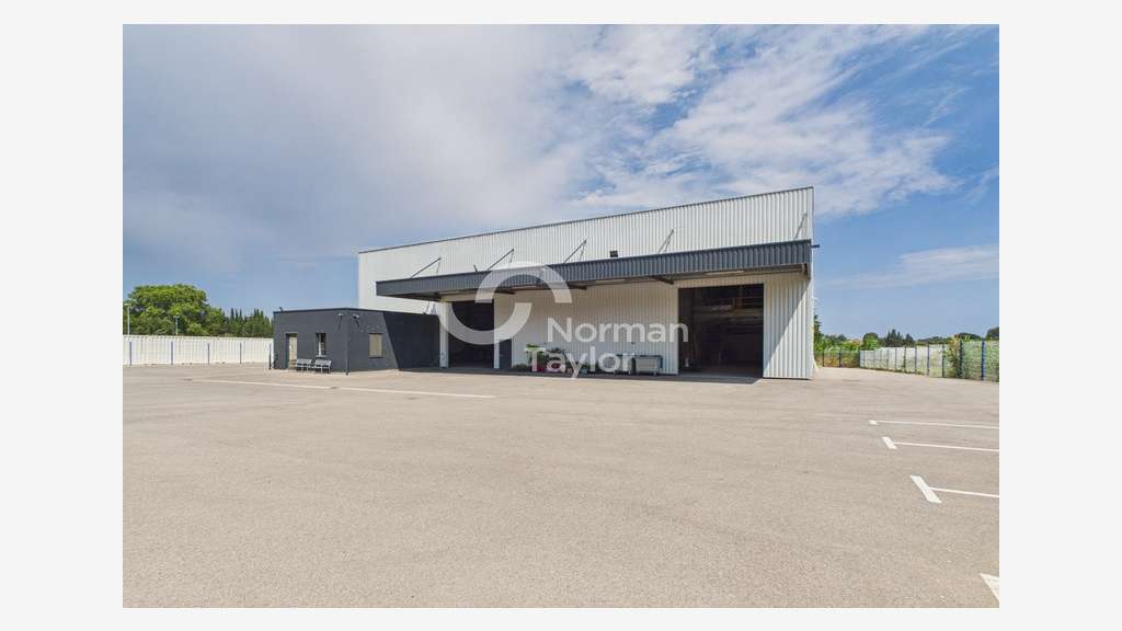Local d'activité de 1016m² à vendre à St Cyprien