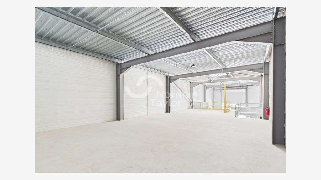 Local d'activité de 1016m² à vendre à St Cyprien