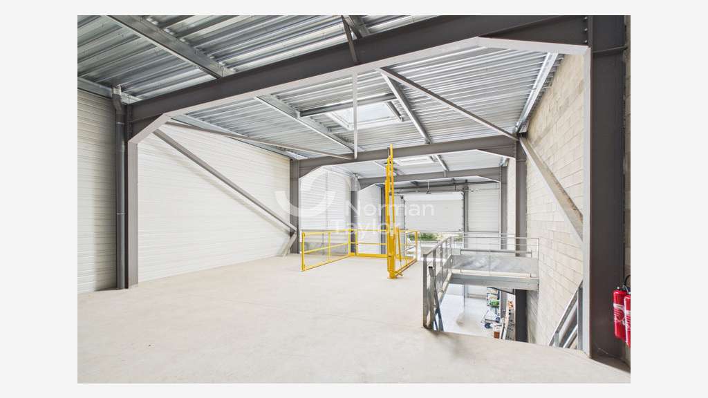 Local d'activité de 1016m² à vendre à St Cyprien