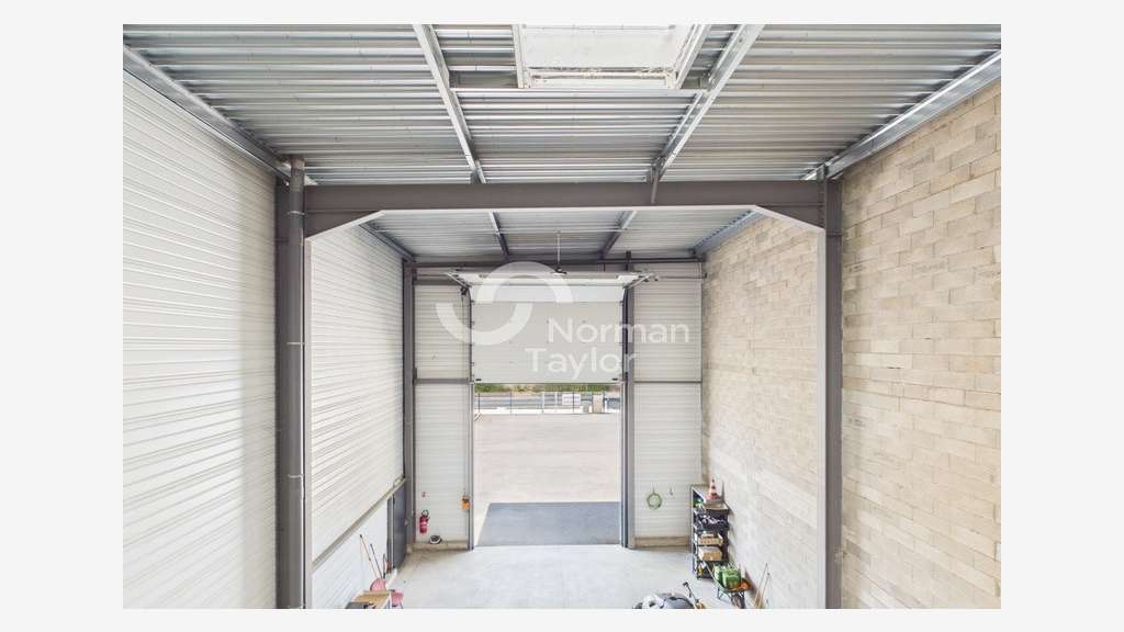 Local d'activité de 1016m² à vendre à St Cyprien