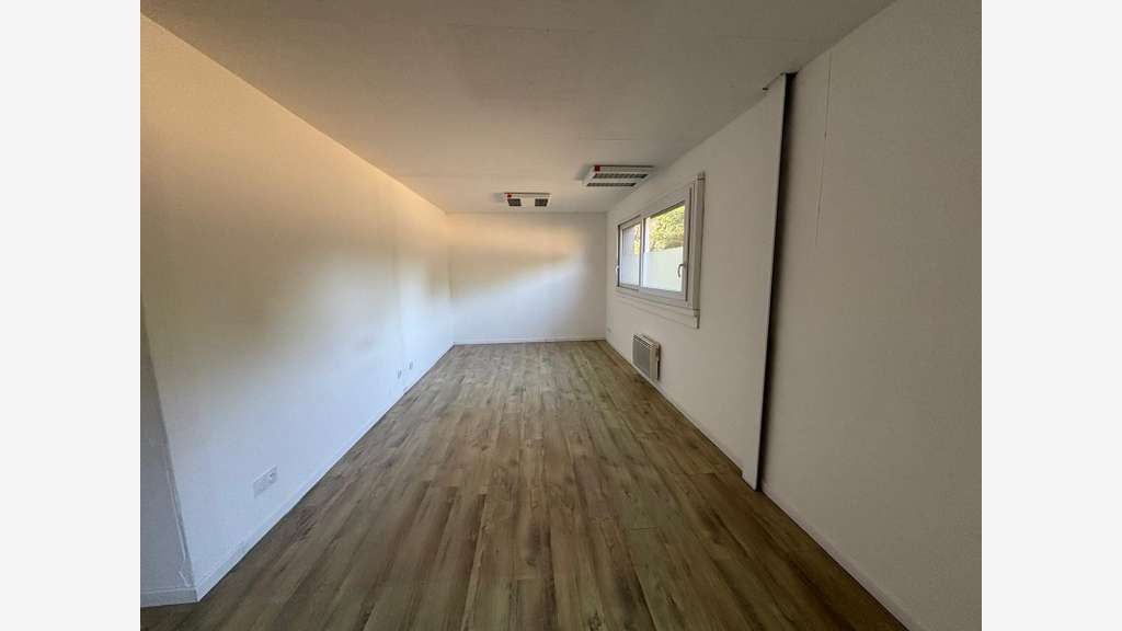 Local d'activité 143m² terrain 1400m² Quimper Sud