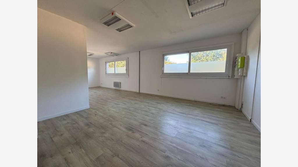 Local d'activité 143m² terrain 1400m² Quimper Sud