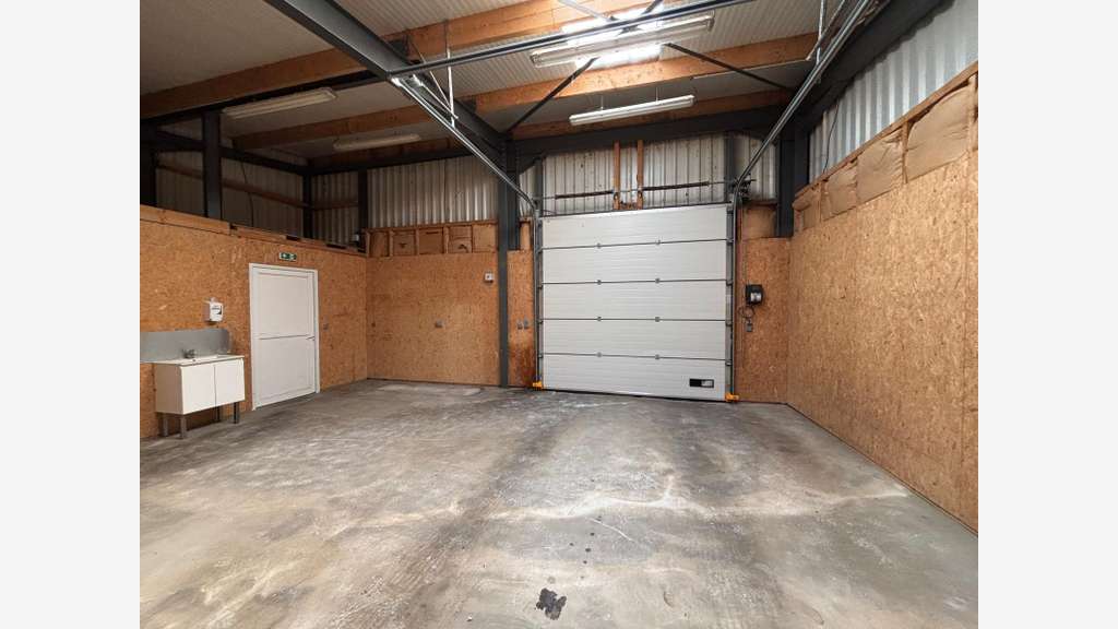 Local d'activité 143m² terrain 1400m² Quimper Sud