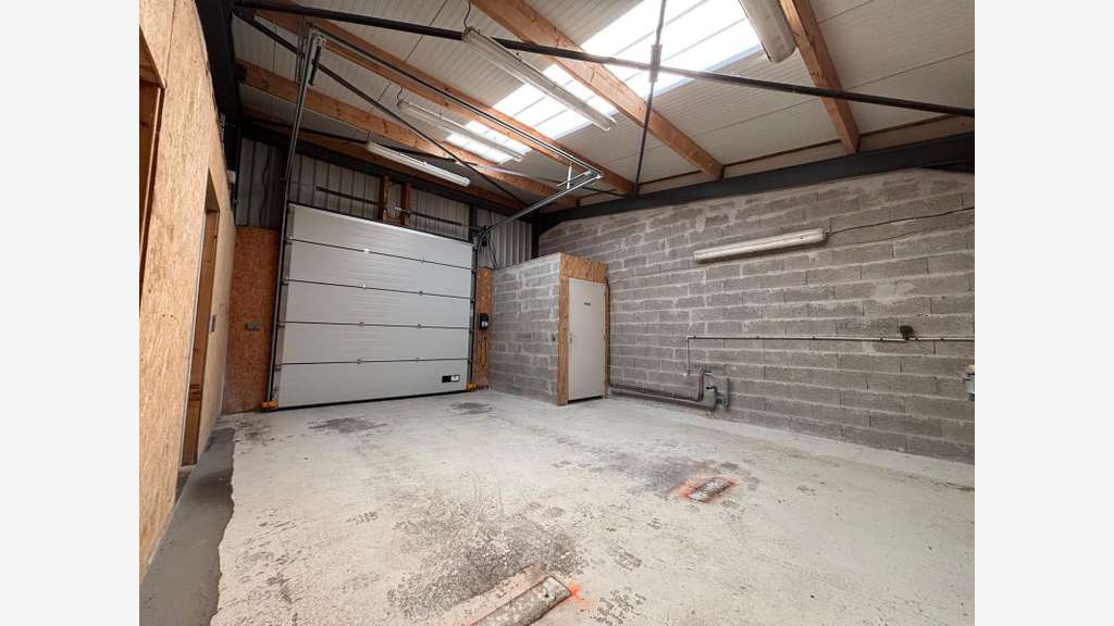 Local d'activité 143m² terrain 1400m² Quimper Sud