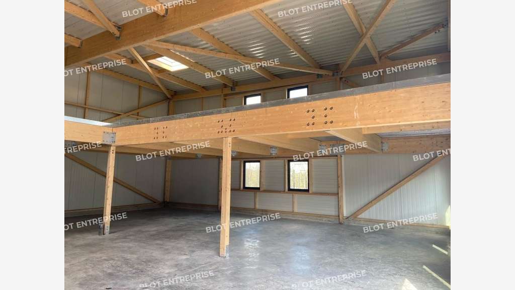 A vendre cellule d'activités 274m² à Saint Gilles