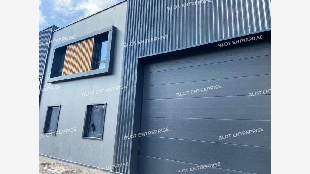 A vendre cellule d'activités 274m² à Saint Gilles