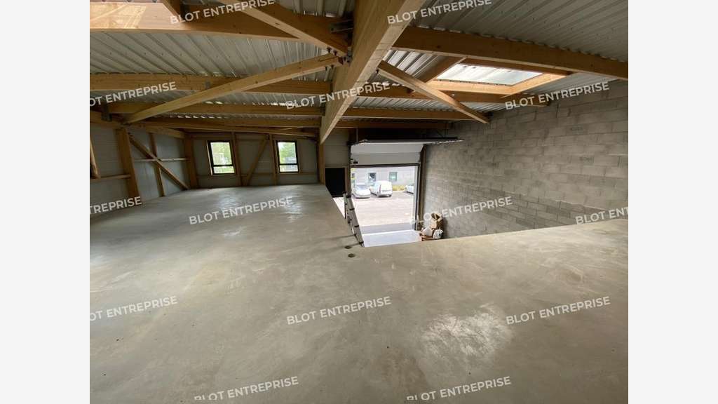 A vendre cellule d'activités 274m² à Saint Gilles