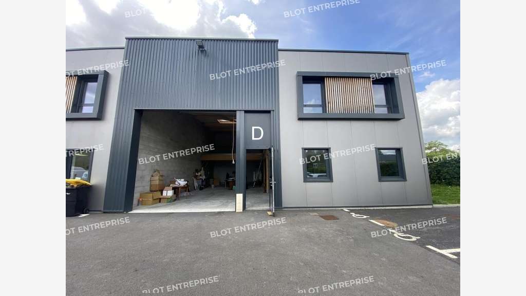 A vendre cellule d'activités 274m² à Saint Gilles