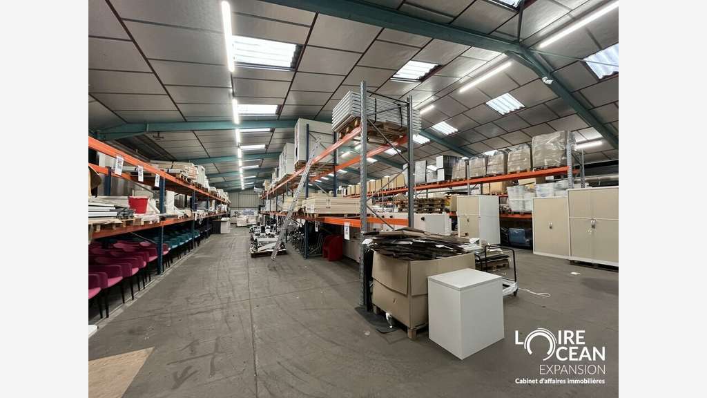 A vendre entrepôt 700m² à Saint-Jean-de-Linières
