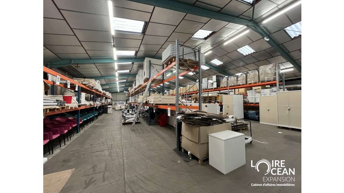 A vendre entrepôt 700m² à Saint-Jean-de-Linières