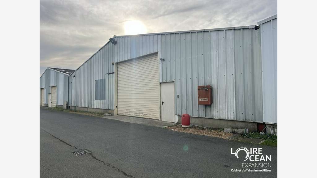 A vendre entrepôt 700m² à Saint-Jean-de-Linières