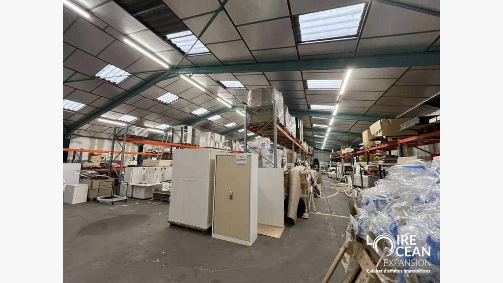 A vendre entrepôt 700m² à Saint-Jean-de-Linières
