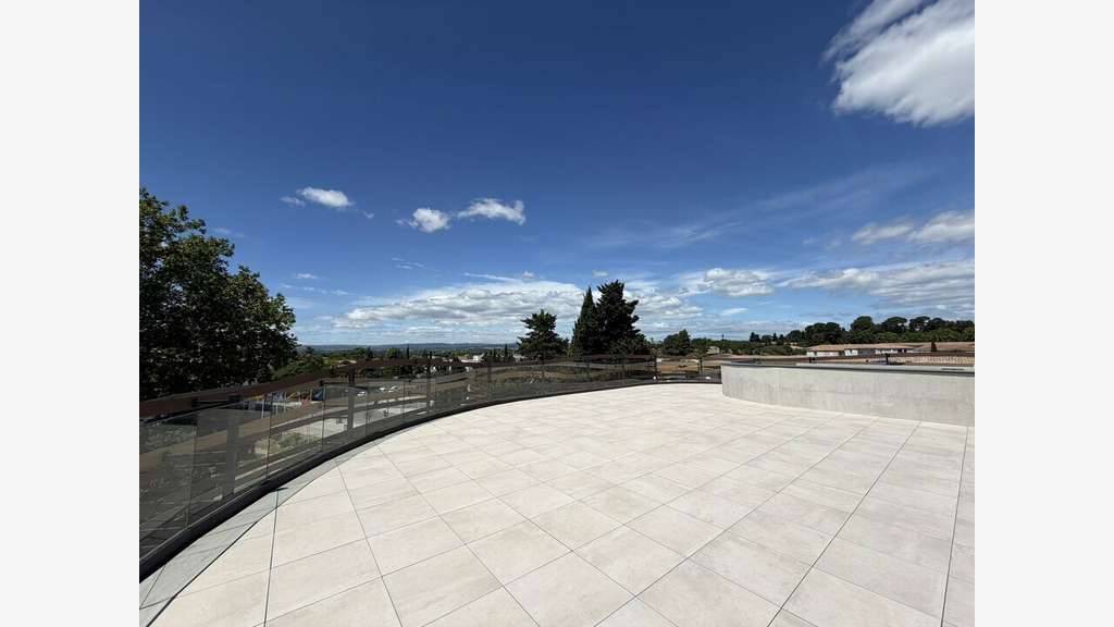 Vente local pro 644m² R+2 à St Jean de Védas