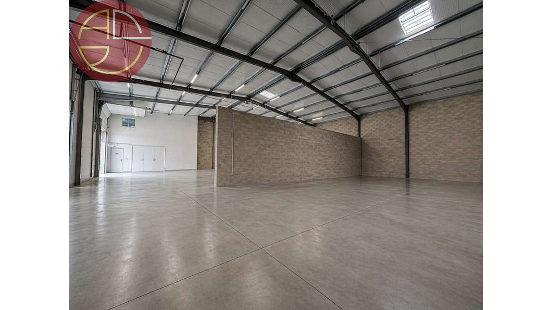 A vendre entrepôt 871m² sur 3700m² à Saint-Jory