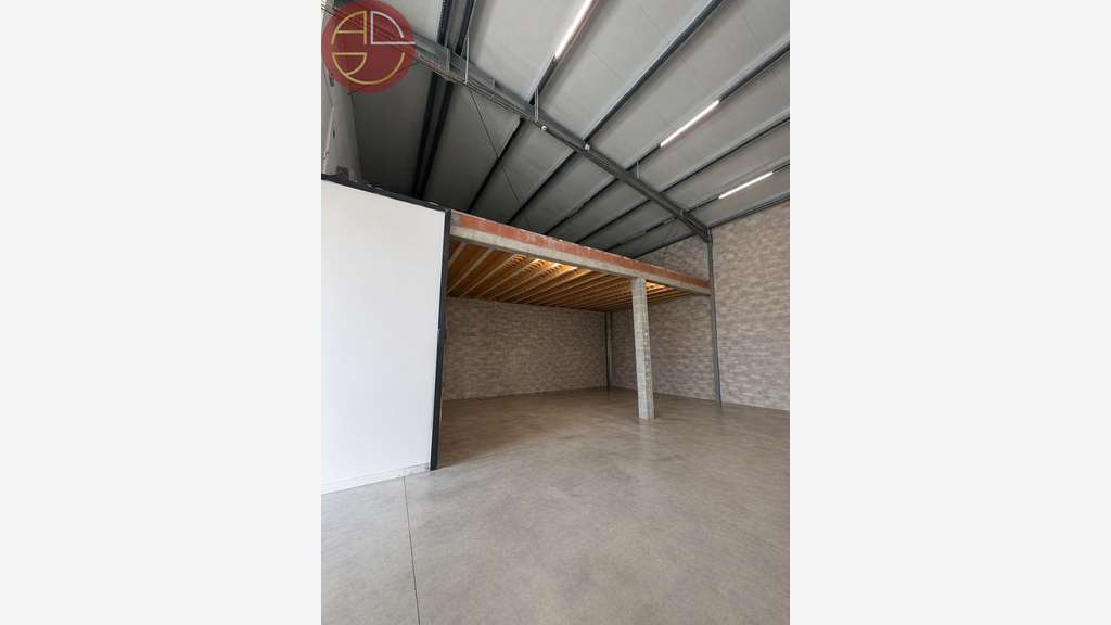 A vendre entrepôt 871m² terrain 3070m² à St Jory