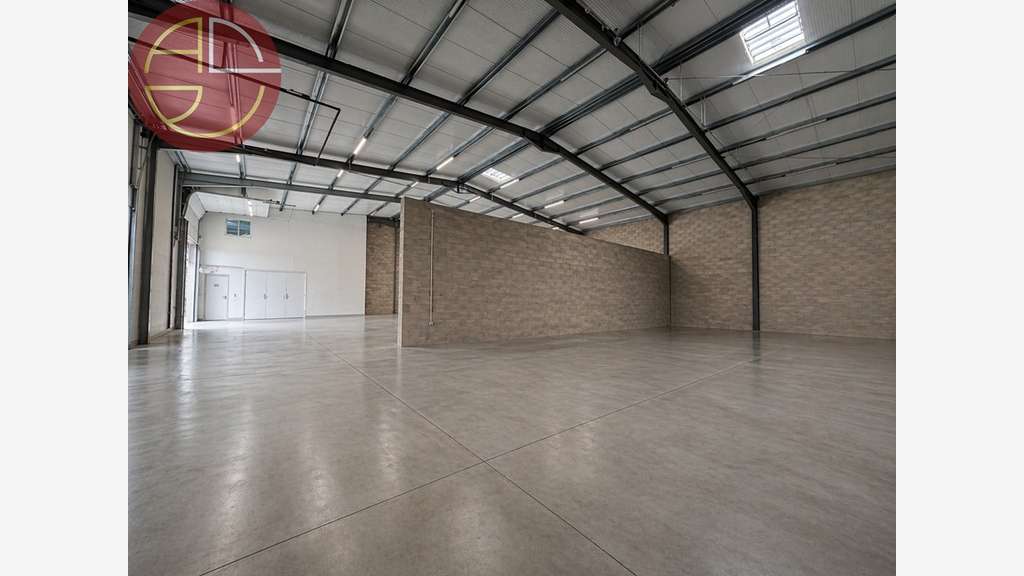 A vendre entrepôt 871m² terrain 3070m² à St Jory