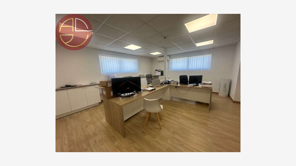 A vendre entrepôt 871m² terrain 3070m² à St Jory