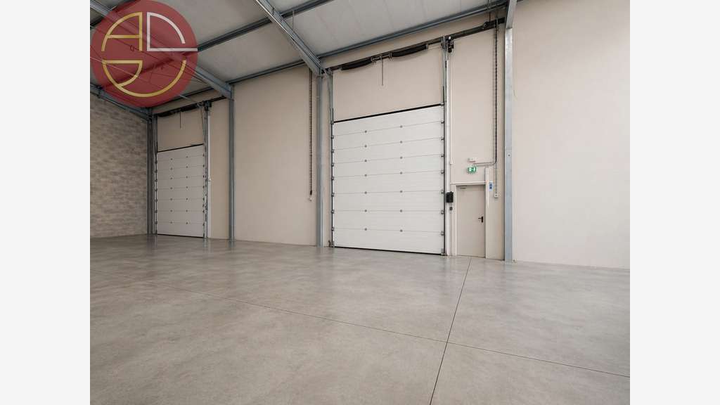 A vendre entrepôt 871m² terrain 3070m² à St Jory