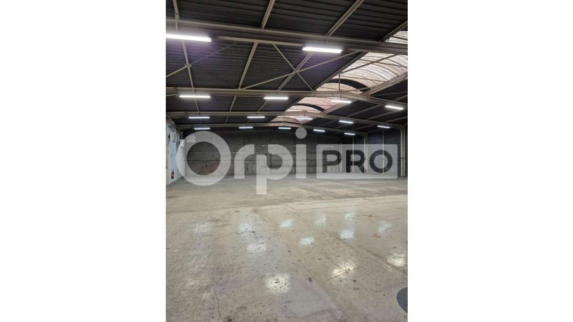 Vente entrepôt 1617m² sur 6083m² à Saint-Martin 51