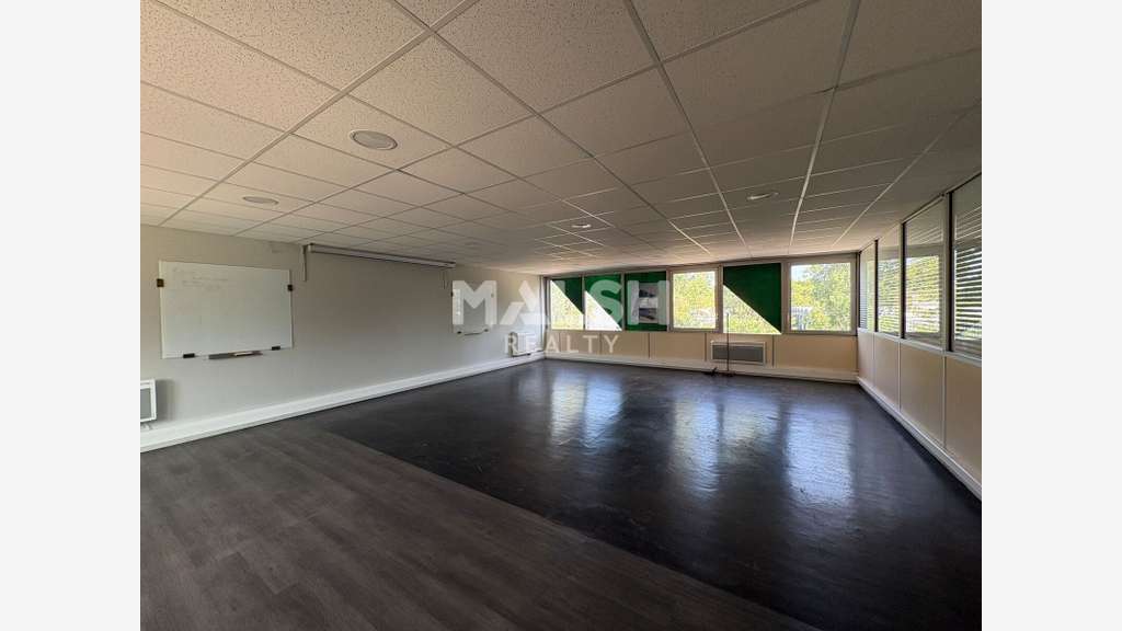 Local d'activités indépendant de 3 750 m² équipé d