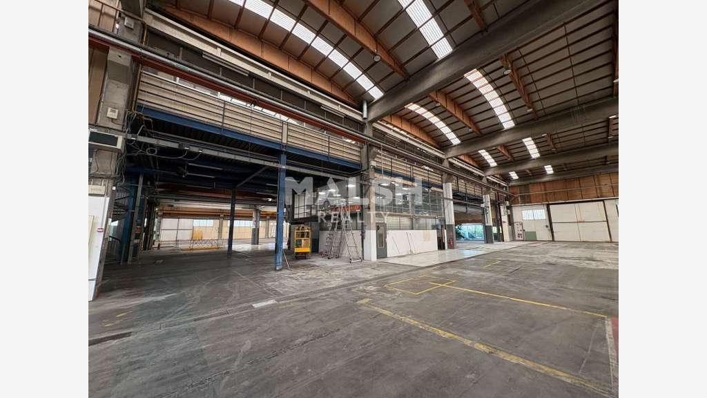 Local d'activités indépendant de 3 750 m² équipé d
