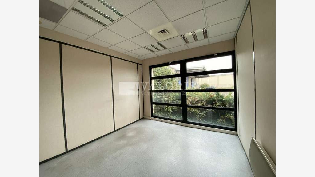 Vente bâtiment 2927m² à Saint-Quentin-Fallavier