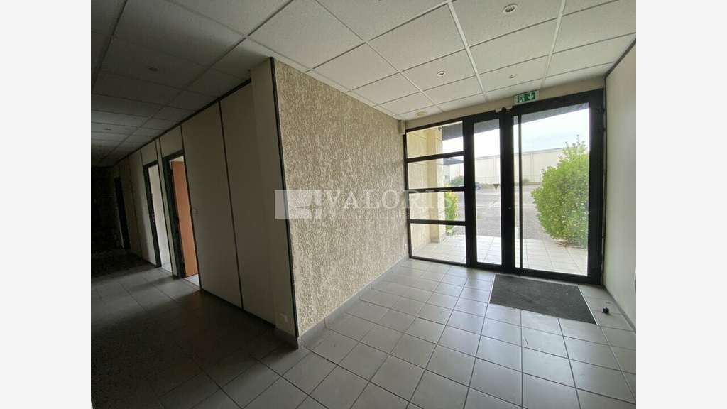 Vente bâtiment 2927m² à Saint-Quentin-Fallavier