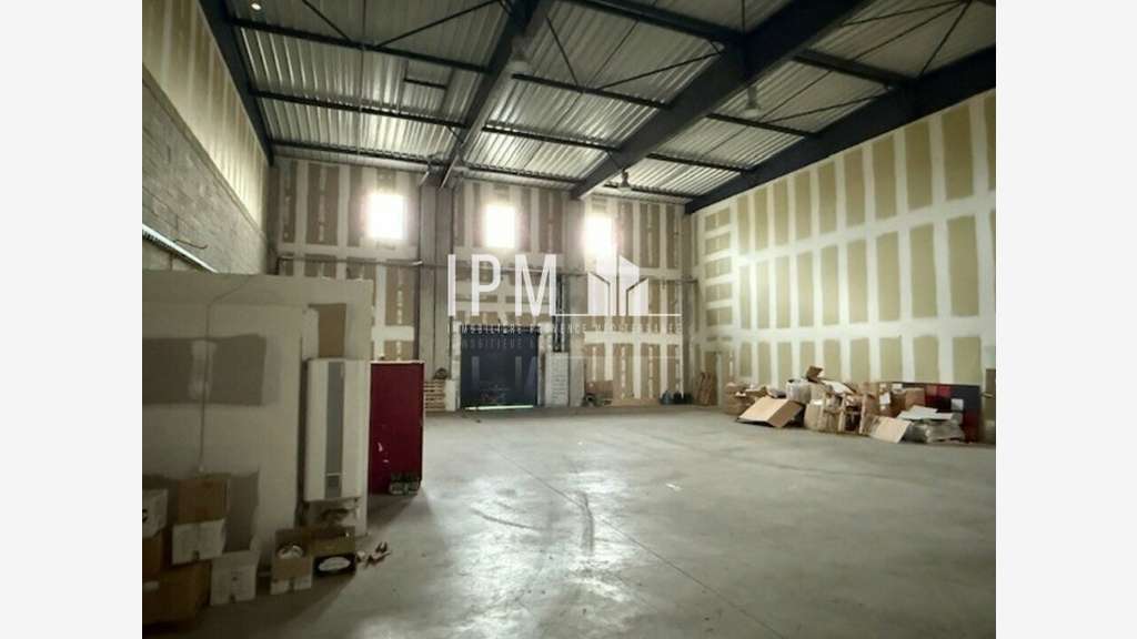 A vendre local d'activité 1.163m² à Saint-Victoret