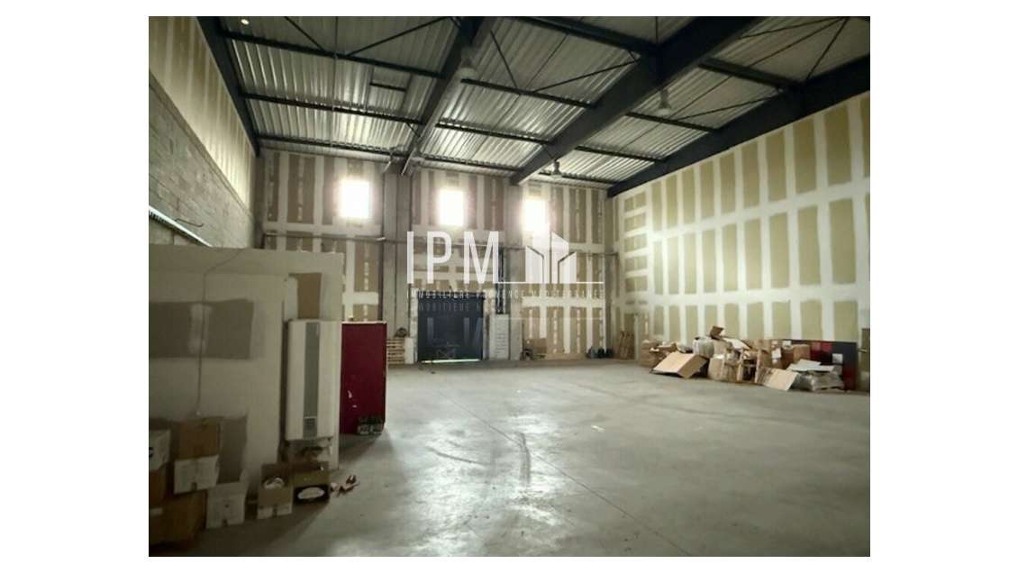 A vendre local d'activité 1.163m² à Saint-Victoret