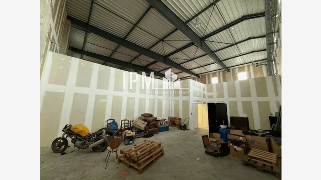 A vendre local d'activité 1.163m² à Saint-Victoret