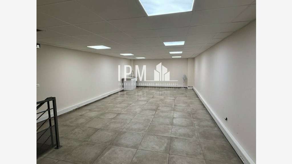 A vendre local d'activité 1.163m² à Saint-Victoret