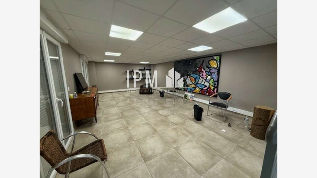 A vendre local d'activité 1.163m² à Saint-Victoret