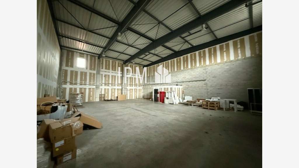 A vendre local d'activité 1.163m² à Saint-Victoret