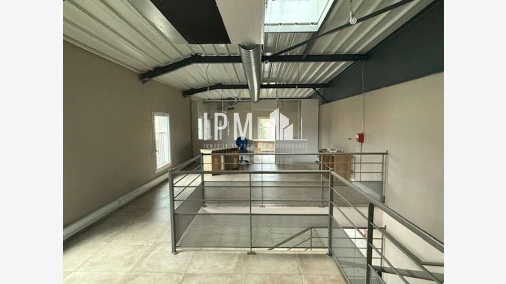 A vendre local d'activité 1.163m² à Saint-Victoret